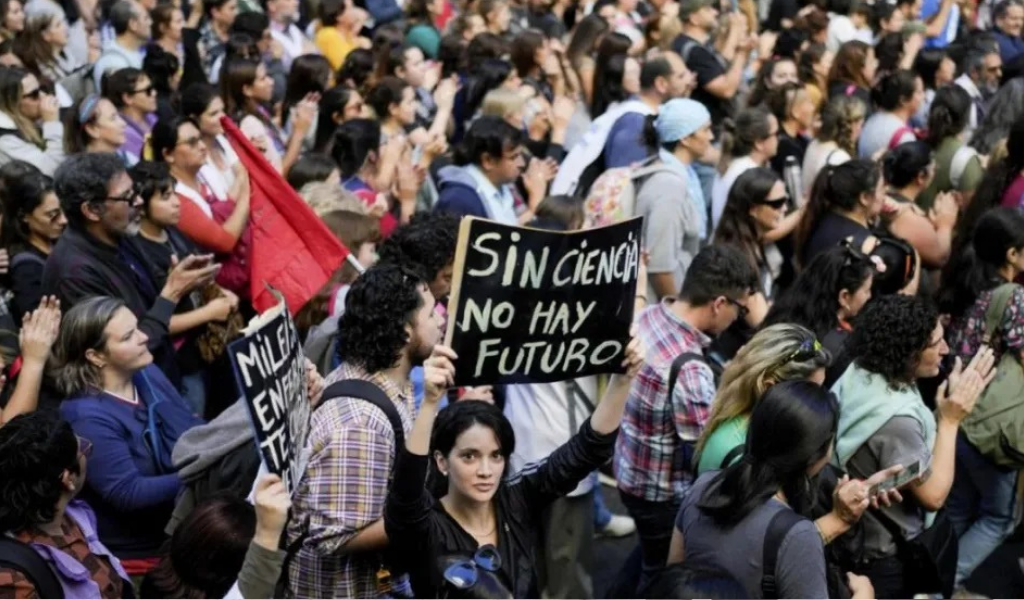 Al borde del abismo: Cientos de investigadores y becarios del CONICET  podrían quedarse sin ingresos desde el 1° de agosto