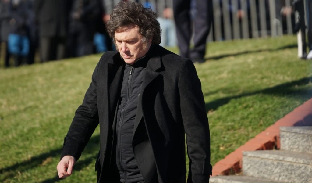 Milei cruzó a La Scaloneta por la bandera de Malvinas: "no hay que caer en slogans populistas y berretas"