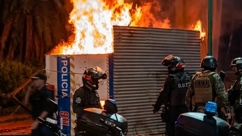 Fuego y detenciones en barrio Santa Lucía : Tres hombres tras las rejas por quemar una garita policial