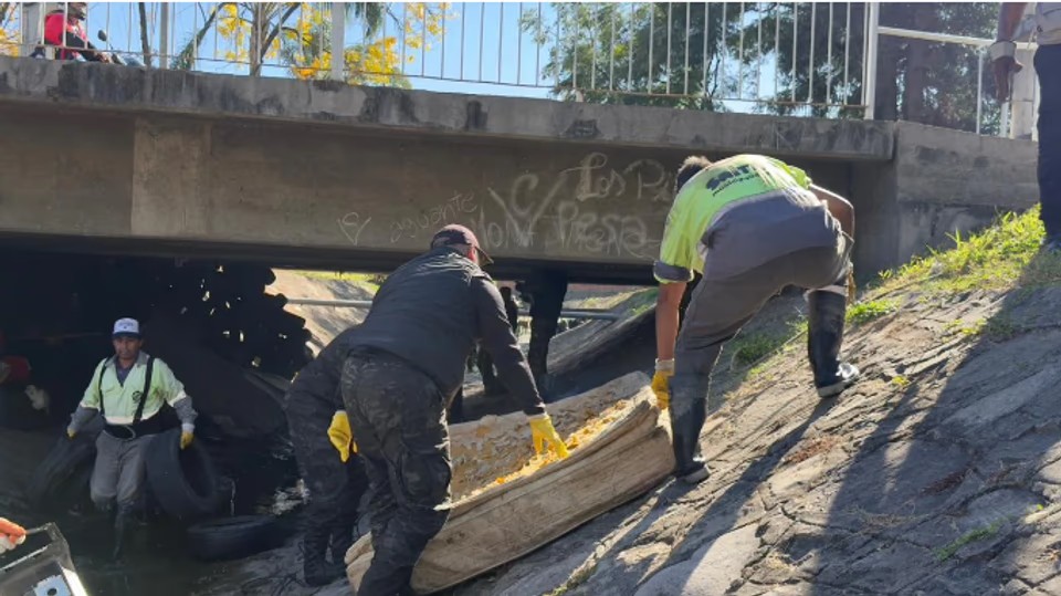 La Municipalidad y la policía desalojaron a malvivientes y limpiaron el canal de barrio San José
