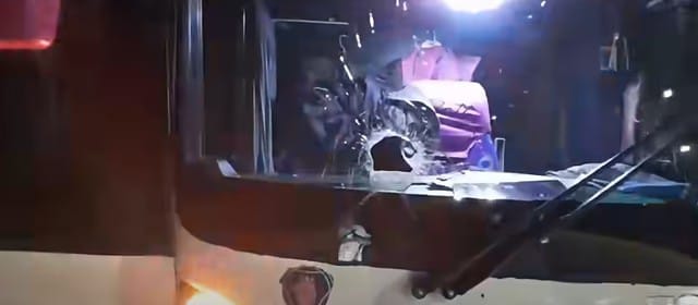 Un colectivo que viajaba de Tartagal hacia Salta Capital fue apedreado por encapuchados y una azafata resultó herida