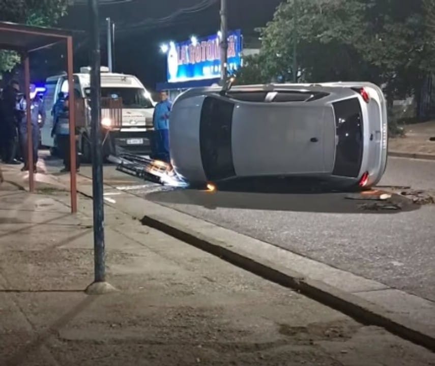 Susto en la Bajada del Portezuelo: Dos jóvenes heridos tras un vuelco
