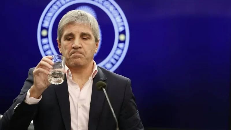 Toto Caputo empezó a liquidar dólares en un intento de calmar a los mercados