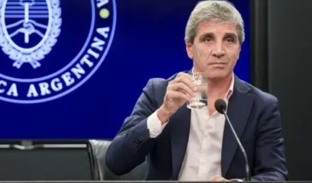 La meta fiscal de Milei y Caputo en jaque: Se desplomó 10% los ingresos y el gasto fijo creció 2,8%