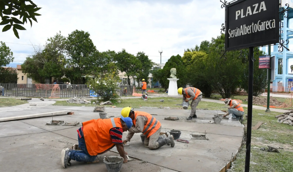 La Municipalidad avanza a buen ritmo con las obras de recuperación de la plaza Gareca del barrio El Periodista.