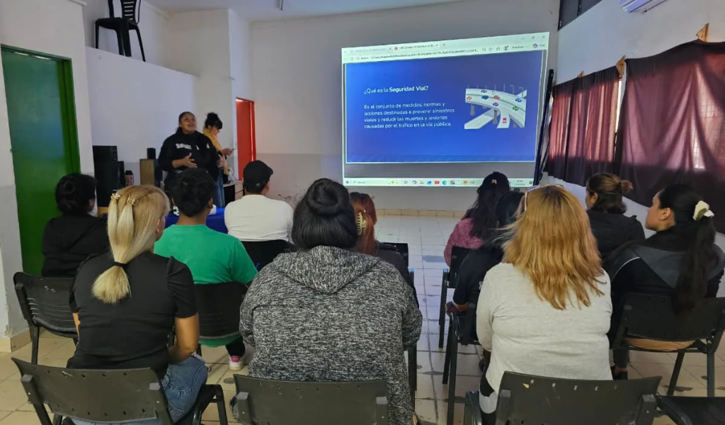 Vecinos se capacitan en conducción segura de motocicletas en el CIC Santa Cecilia