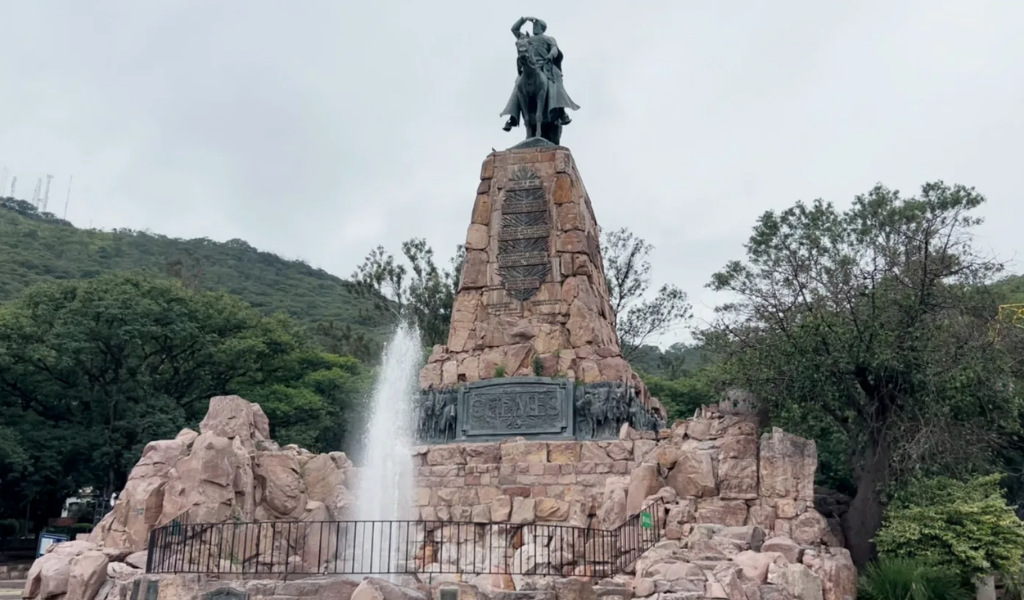 Festejo tóxico: Vecinos del Monumento a Güemes denuncian intoxicación por las bengalas de egresados