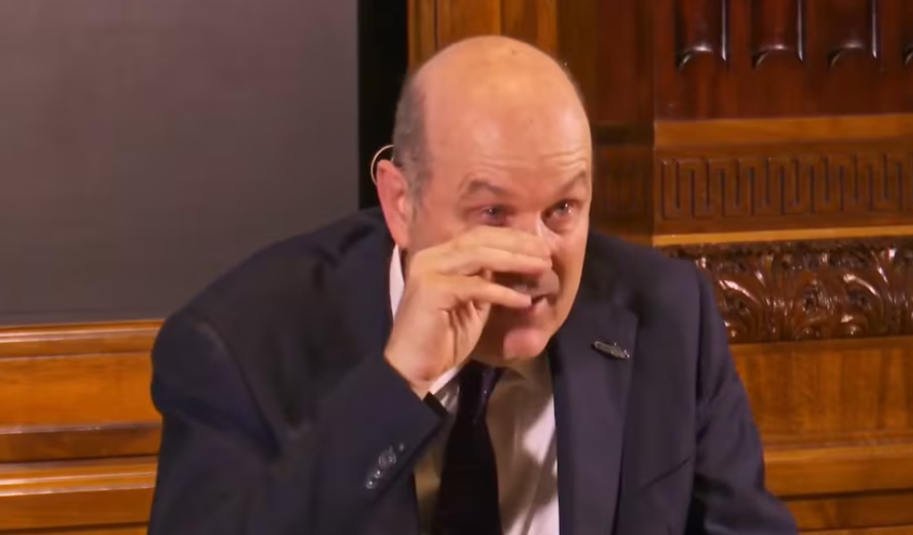 Sturzenegger lloró mientras aseguraba que "los jóvenes están volviendo a la Argentina. Eso es lo más increíble que estamos logrando”