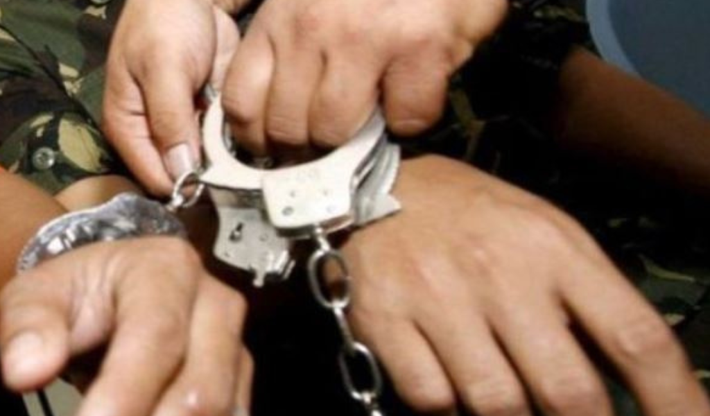 En el norte de Salta  detuvieron por robo a un hombre pero escapó y lo insólito es que lo descubren durmiendo en su casa aún esposado