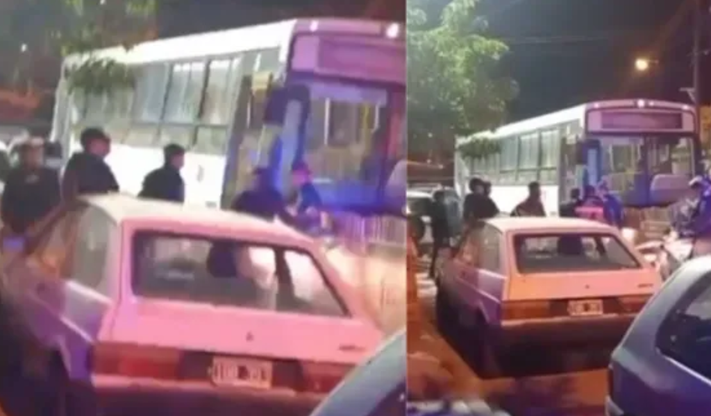 Increible:  Robaron un colectivo de Saeta y chocaron varios autos en el macrocentro salteño