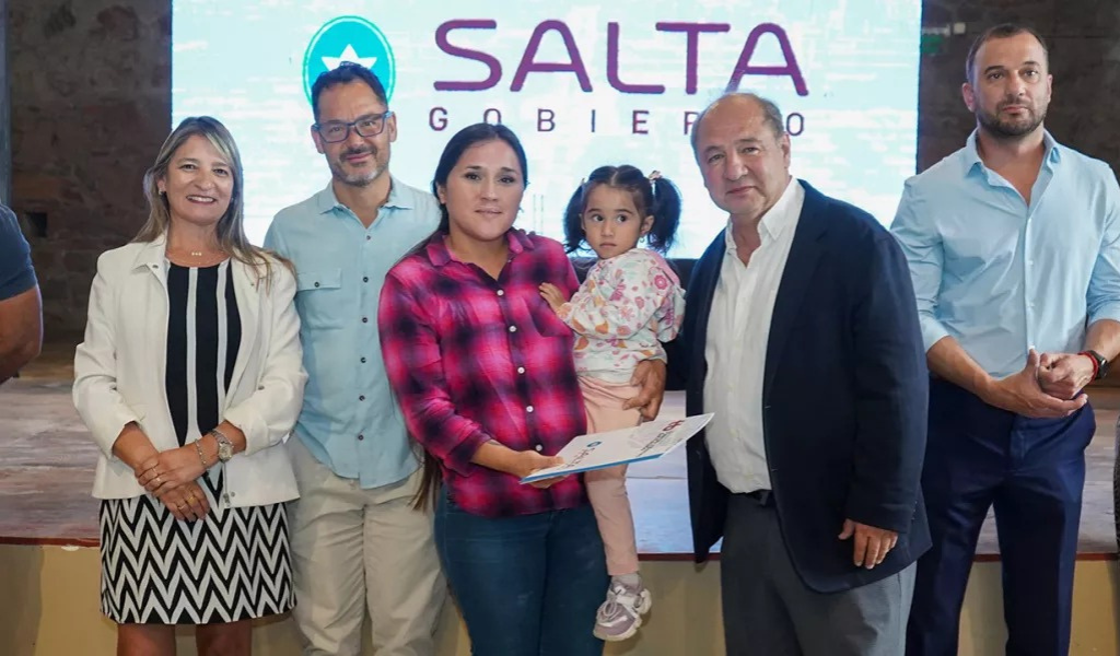 El sueño de un hogar propio se hizo realidad: Más de 100 familias recibieron el título de propiedad de sus terrenos