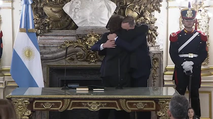 El triple abrazo entre Javier Milei, Manuel Adorni y Diego Santilli que desconcertó a todos ¿Sigue todo igual?