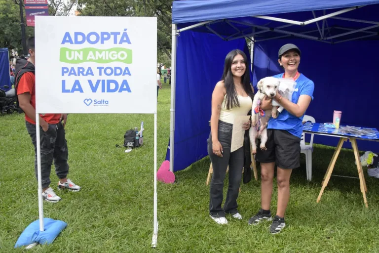 La Maratón New Balance también dejó huellas solidarias: Adoptaron tres perritos provenientes del Centro de Adopciones “Matías Nicolás Mancilla”