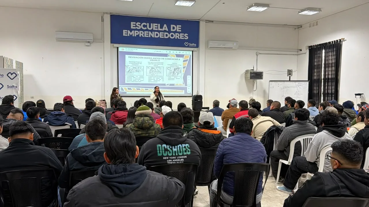 En la Escuela de Emprendedores vecinos apuestan a la formación laboral con el curso de autoelevadores