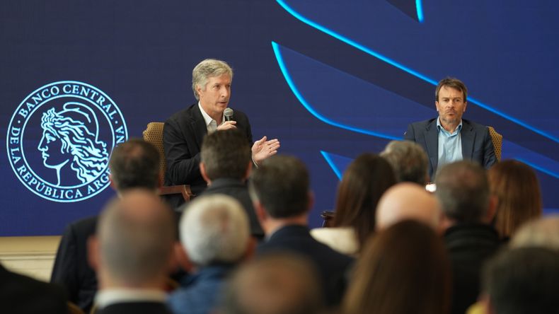 El presidente del Banco Central reconoció que la economía crece "mucho más despacio" de lo esperado