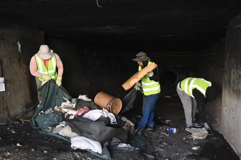 Continúa la limpieza y desalojo en los canales pluviales de la ciudad de Salta
