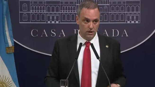 Manuel Adorni confirmó que su esposa viajó en el avión presidencial: "Vengo a deslomarme a EEUU y quería que me acompañe"