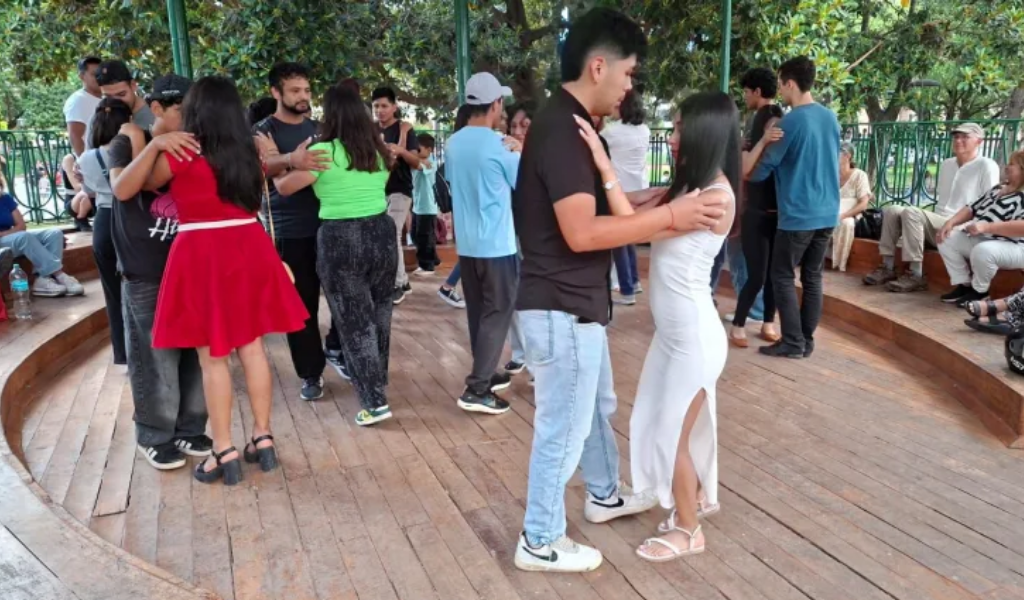 El abrazo tanguero: La tradicional Glorieta de la plaza 9 de Julio volvió a convertirse en escenario del tango y la milonga