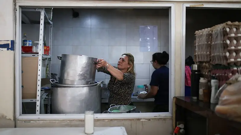 Pese al aumento de la pobreza que indicó el INDEC , Nación recorta la comida para comedores en el Presupuesto 2027