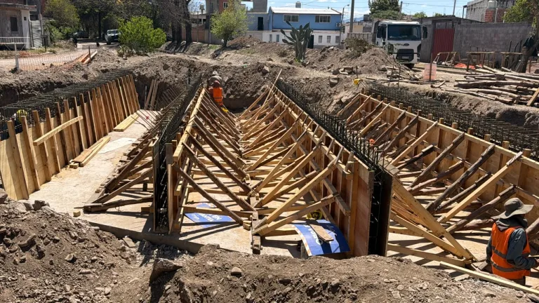 El puente que construye el Municipio en avenida Costanera al 3.000 conectará a seis barrios de la zona oeste