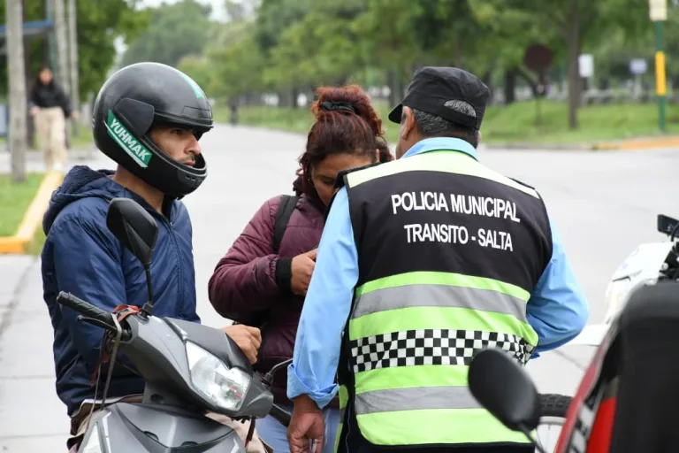 "Sin casco no hay moto": Tránsito sigue realizando operativos en distintos puntos de la ciudad de Salta. Secuestraron 10 motocicletas