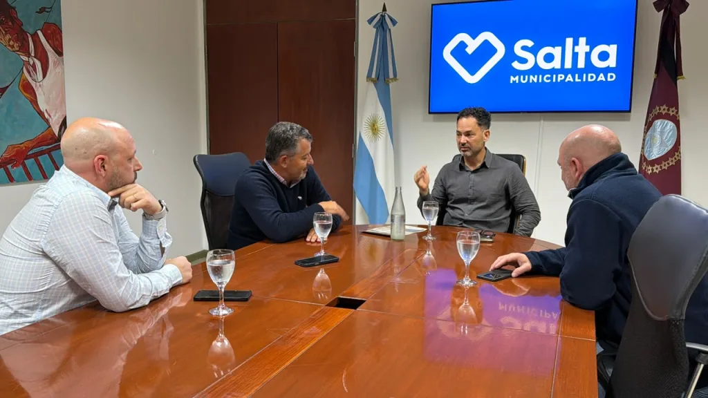 Emiliano Durand firmó convenios de descuentos con San Juan electricidad y Crystal iluminación para estudiantes de la escuela de emprendedores, de mecánica, usuarios de las fábricas municipales, Laburá ya y empleados