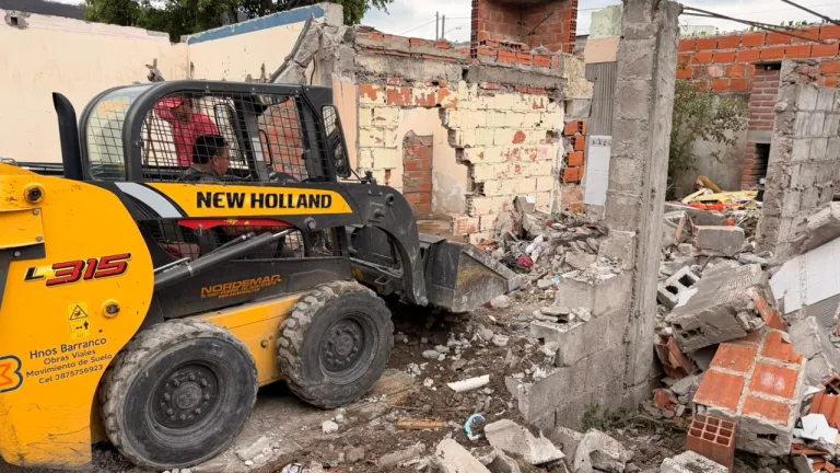 Un espacio menos para los malvivientes: la Municipalidad demolió una estructura usurpada y recuperó un predio en barrio Unión