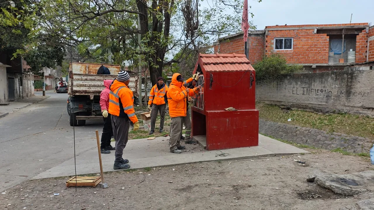 El municipio de Salta sigue recuperando espacios públicos:  demolieron una gruta usada para el consumo de alcohol y drogas