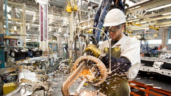 Números en rojo: la actividad industrial retrocedió en agosto y la UIA confirma una caída acumulada del 3%