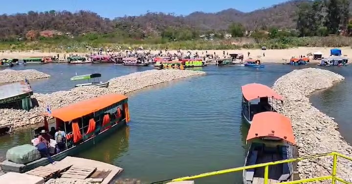 Cae el peso boliviano: Miles de argentinos cruzan  a Bermejo para aprovechar los precios más bajos