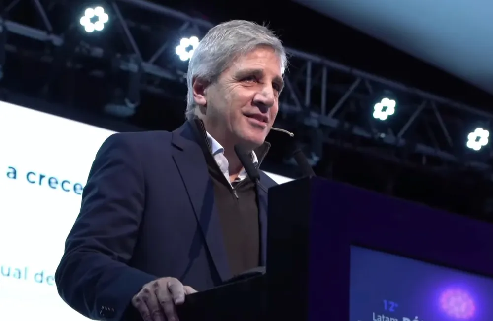 Ya están de campaña: Luis Caputo visitó una heladería y el dueño le hizo un reclamo por la situación económica