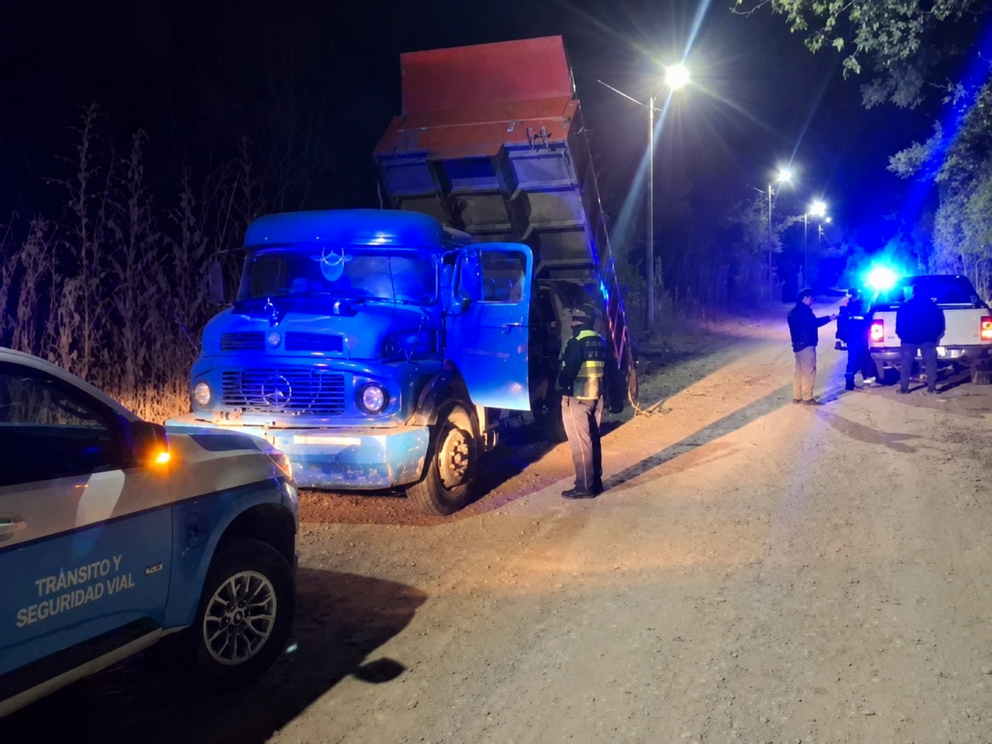 Ciudad de Salta: Vecinos alertaron a la Muni y a la Policía y atraparon a un camión arrojando escombros en barrio Parques Nacionales