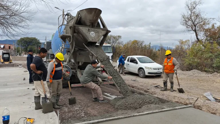 Comenzó la colocación del nuevo hormigón en la avenida Costanera: Este corredor beneficia a 5 barrios