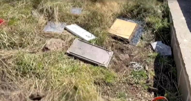 La TV chilena en un informe reveló que tiraron placas argentinas del Cementerio de Darwin en Malvinas por ser "una ofensa"