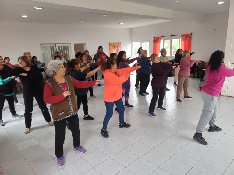Salud y buena música retro: El municipio promueve la recreación activa de los adultos mayores a través del baile
