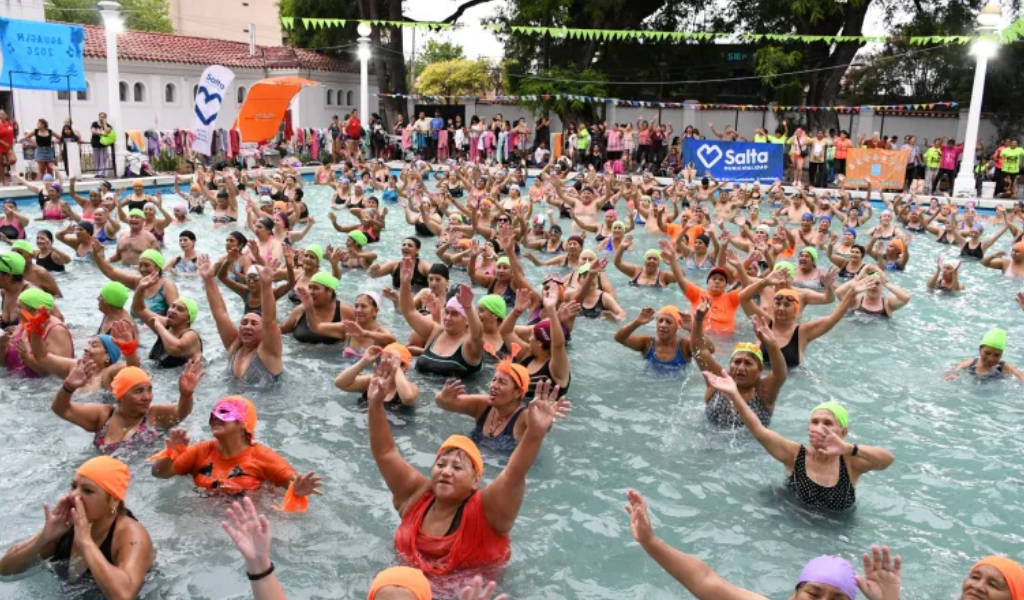 El verano se vive con todo: En el natatorio Perón más de 300 personas participaron en un nuevo Aquagym organizado por la Muni
