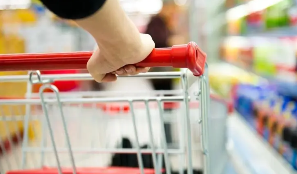 Vivir al límite: en varias provincias, la mitad de las familia en Argentina usa ahorros para llegar a fin de mes