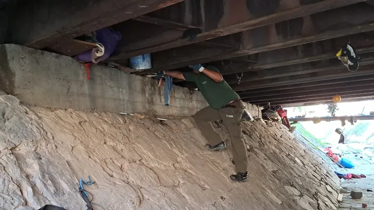 La Policía desalojó a malvivientes y el municipi limpió el bajo puente de Tucumán y Esteco