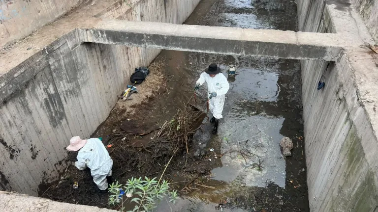 ¡Se pide a los vecinos que no tiren basura! El municipio limpia y acondiciona el canal pluvial Tinkunaku