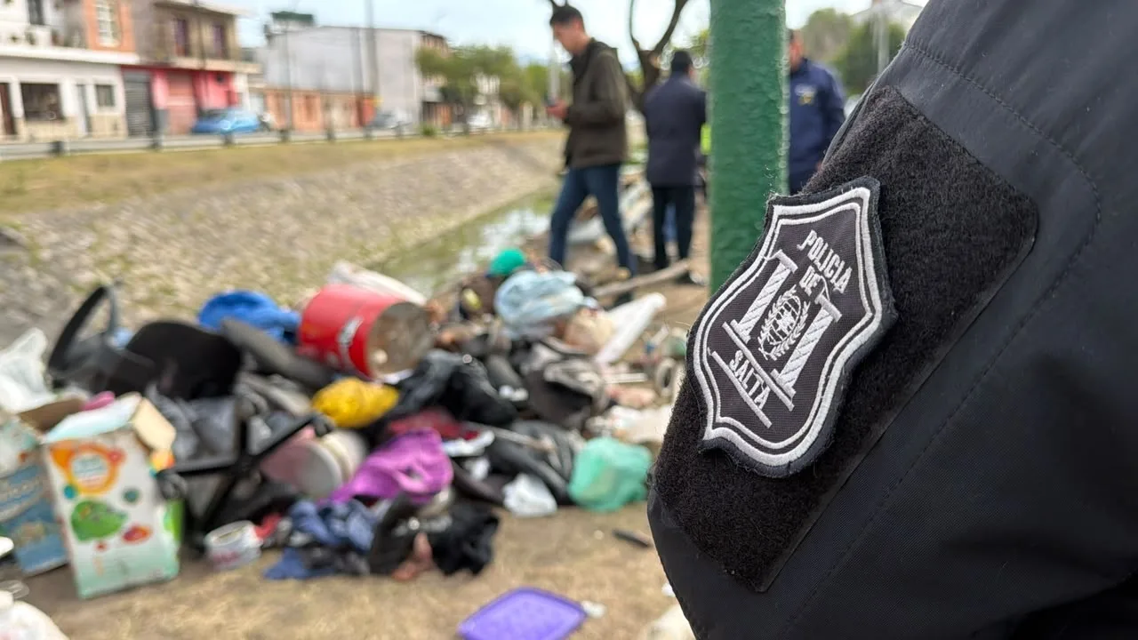 En una acción conjunta la Municpalidad y la Policía limpiaron y desalojaron el canal pluvial de Vicente López y Constitución