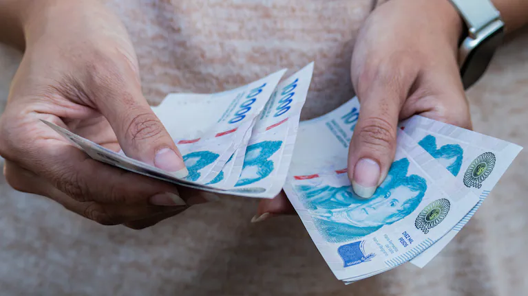 Una Asociación indicó que los argentinos recortaron en el último año gastos en alimentos y remedios para sostener su vivienda