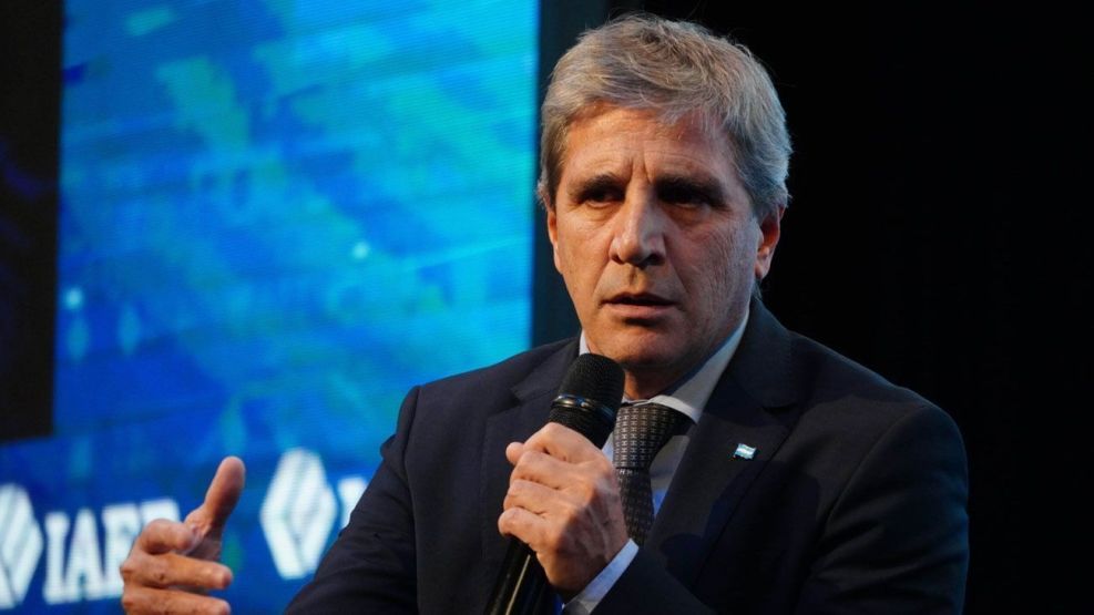 Luis Caputo tildó de “anticristo” a Kicillof y calificó de “miserables” a quienes piden una devaluación