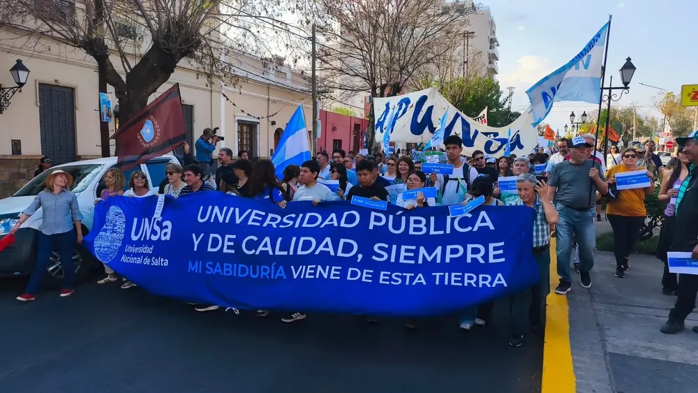 Salta marchó para defender la Educación y la Salud pública: "Estamos seguros que en Senadores también se va a rechazar el veto”