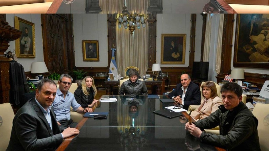 En las redes sospechan de que a Javier Milei lo pegaron con IA en las últimas fotos con el gabinete nacional