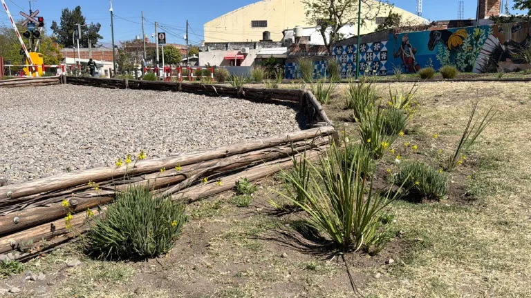 En Avenida Entre Ríos y la vía los vecinos ya disfrutan de un nuevo espacio público recuperado por el municipio
