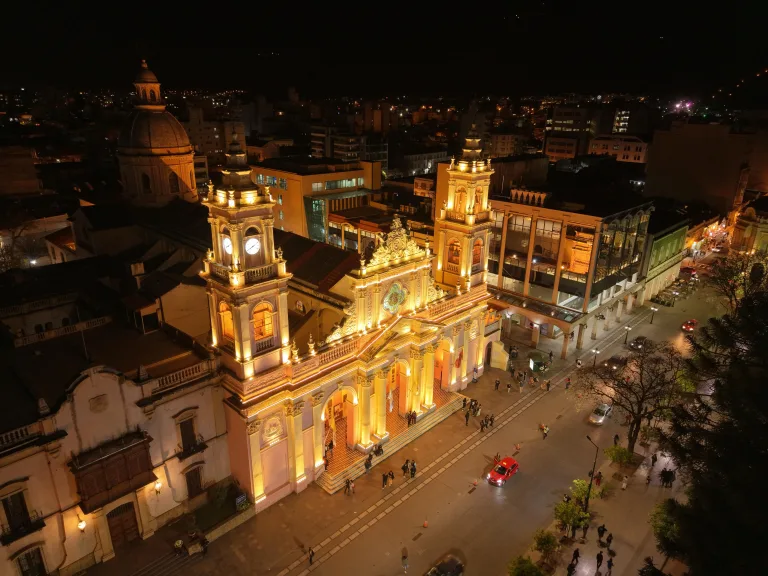 La Catedral se prepara para el Milagro con nueva iluminación ornamental