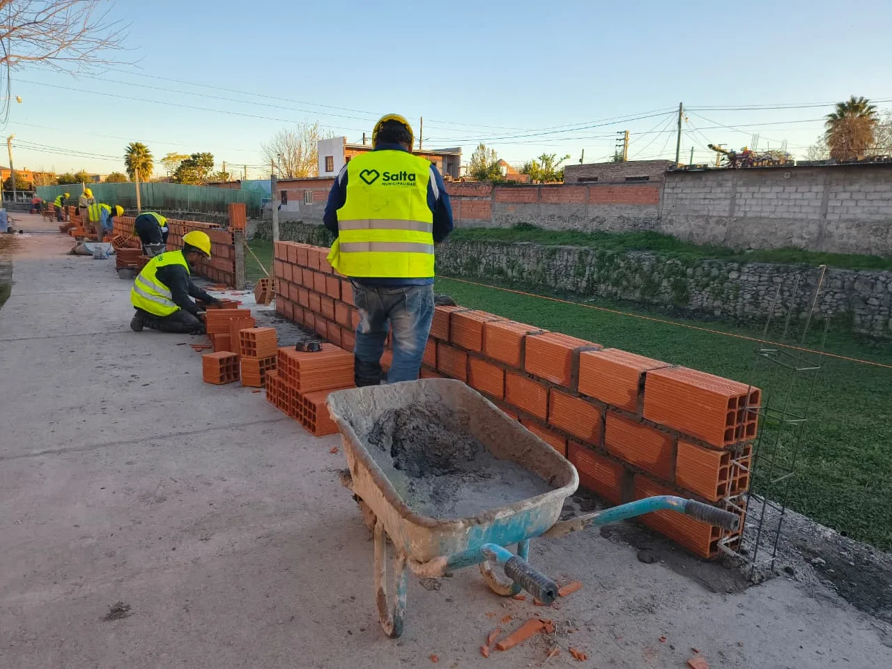 El municipio construye una baranda de seguridad en el canal Tinkunaku: Se pide a los vecino que no arrojen basura