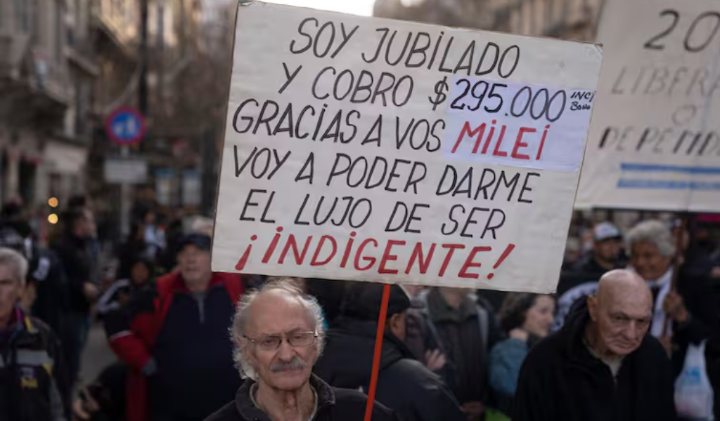 Una burla: El gobierno nacional anunció un auemento de casi 7 mil pesos en las jubilaciones, pensiones y asignaciones familiares para octubre