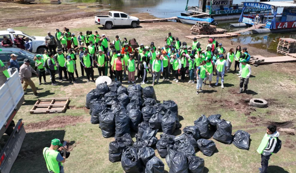 120 voluntarios, entre estudiantes y voluntarios, limpiaron el dique Cabra Corral