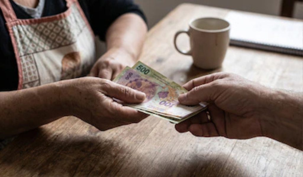 Crece la presión económica en los hogares: Casi 5 de cada 10 familias con estrés financiero pidieron dinero prestado para cubrir gastos básicos